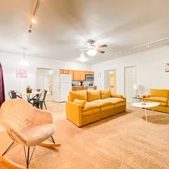 1 Bed 1 bath ~ Huge Living Room ~ Central ~ Quiet