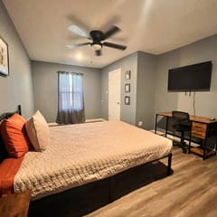 Central location/Crew Ready, Desks, Parking, Wi-Fi