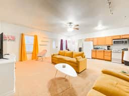 1 Bed 1 bath ~ Huge Living Room ~ Central ~ Quiet - Image 3
