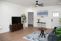 New ~ 3BR 2 Bth ~ crew friendly ~ Spacious ~ Cntrl - Image 2