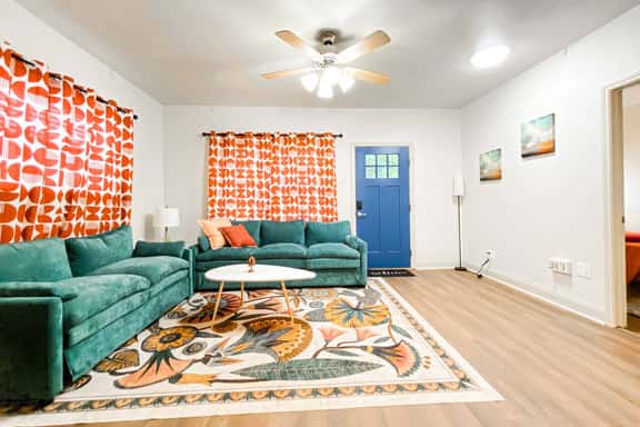 Fun and Funky 3qn beds 3/2, crew or family welcome - Image 1