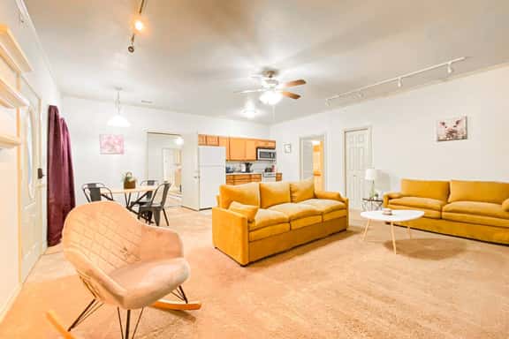 1 Bed 1 bath ~ Huge Living Room ~ Central ~ Quiet - Image 1