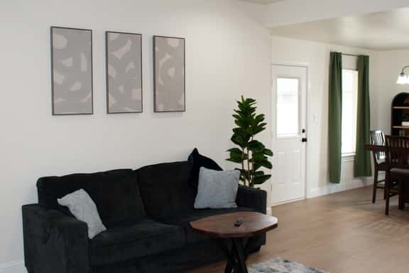 New ~ 3BR 2 Bth ~ crew friendly ~ Spacious ~ Cntrl - Image 1