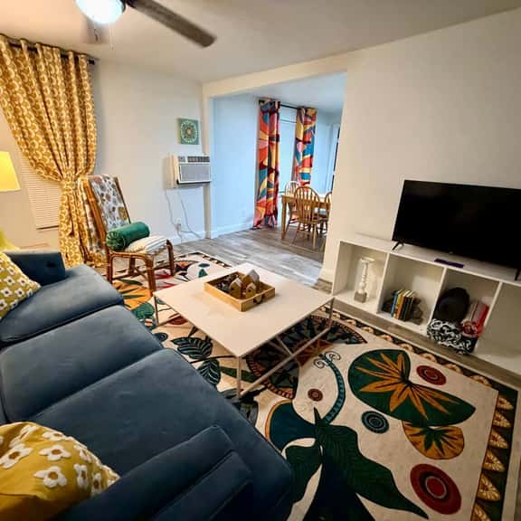 Cute | Clean | 2BR home | Perfect for longer stays - Image 1