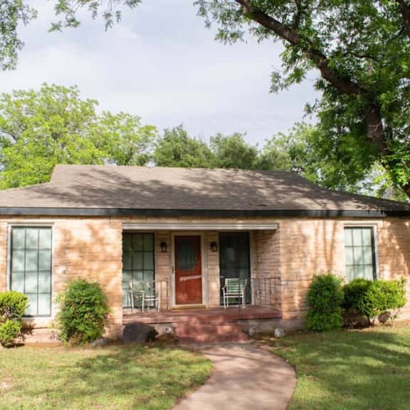 Long stays OK | 3/2 | HUGE | New | Porch | Pets OK - Image 1