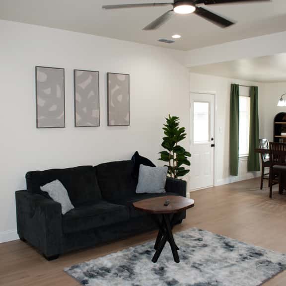 New ~ 3BR 2 Bth ~ crew friendly ~ Spacious ~ Cntrl - Image 1