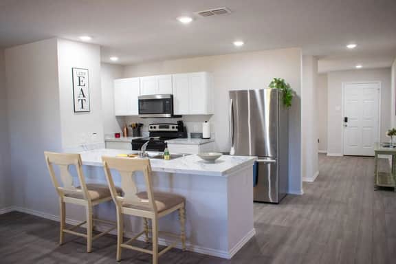 New | 5 bed 3.5 bath | Long Stays OK | 2 Masters - Image 3