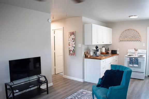Simple & Cozy 2BR | Central | 2 QN | Crew Friendly - Image 4