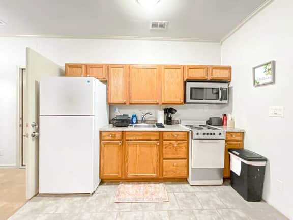 1 Bed 1 bath ~ Huge Living Room ~ Central ~ Quiet - Image 4