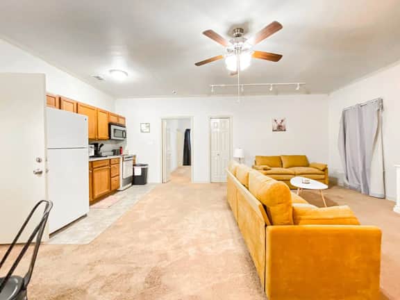 1 Bed 1 bath ~ Huge Living Room ~ Central ~ Quiet - Image 2