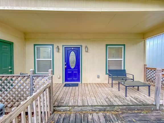 1 Bed 1 bath ~ Huge Living Room ~ Central ~ Quiet - Image 5