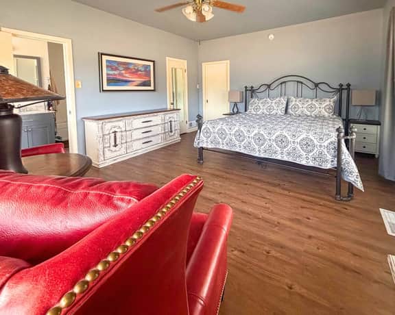 ACU Family Home - Central, 4BR/3BA - Image 3