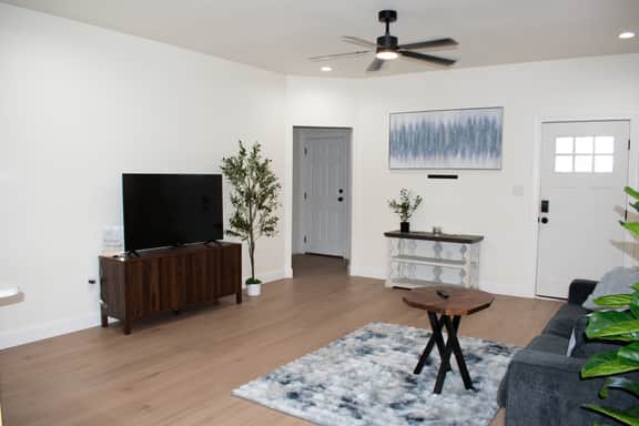 New ~ 3BR 2 Bth ~ crew friendly ~ Spacious ~ Cntrl - Image 2