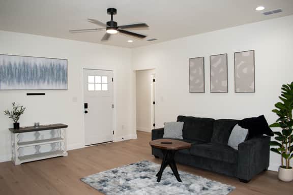 New ~ 3BR 2 Bth ~ crew friendly ~ Spacious ~ Cntrl - Image 3